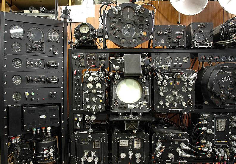 Navigation and Bombing System NBS (H2S Mk 9A and Navigation, Bombing and Computer NBC) used in V-bombers Victor, Vulcan and Valiant