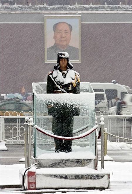 Soldat en uniforme blanc avec casque de cérémonie