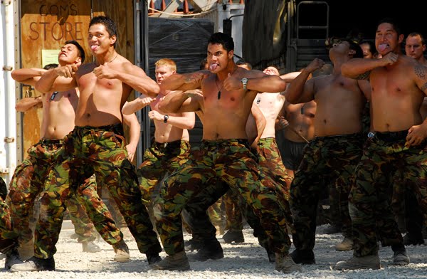 Soldats en pantalons de camouflage effectuant une danse militaire