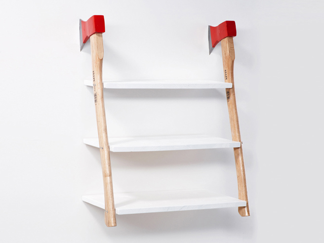 Étagère en bois blanc avec supports de haches rouges