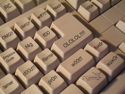 Clavier rétro avec touches customisées écrites à la main