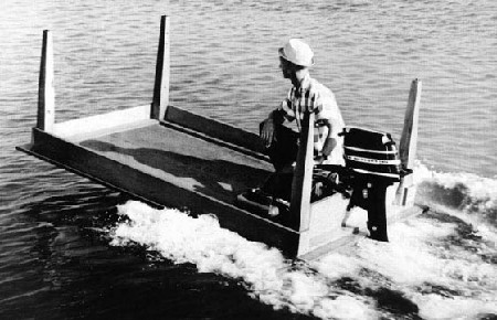 Photographie noir et blanc : deux rameurs d'aviron en action sur l'eau